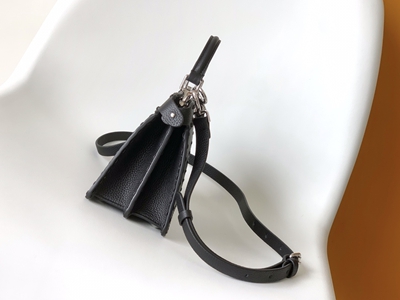 フェンディバッグ側面デザイン